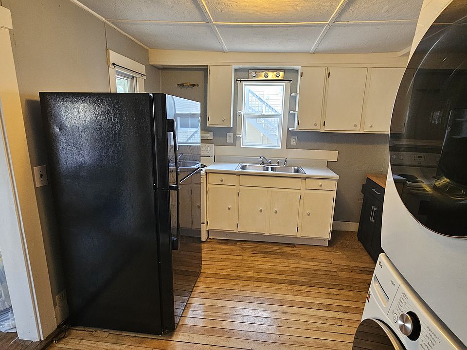 Kitchen (view 3)