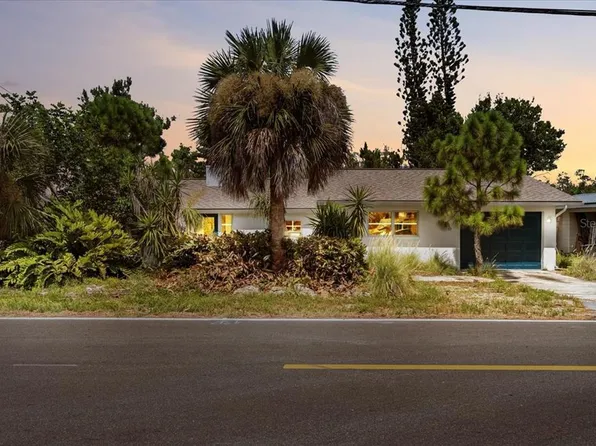 1290 Oxford Dr, Englewood, FL 34223