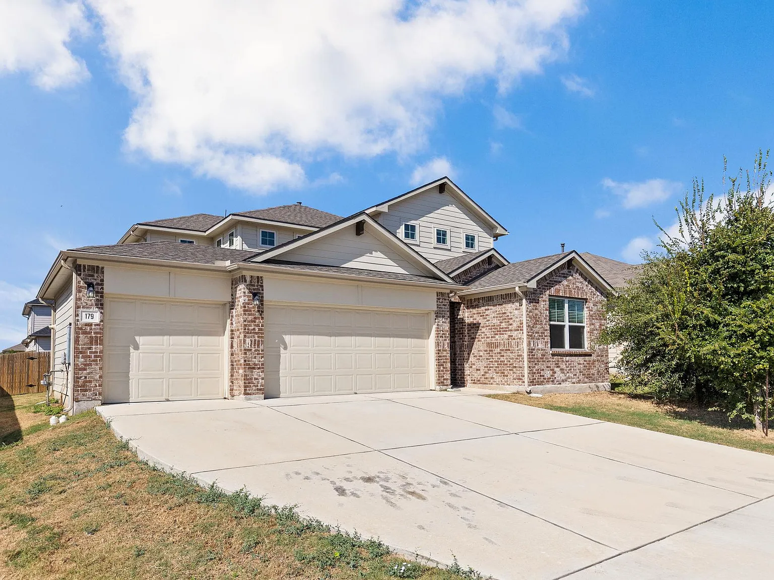 4 bed, 3.0 bath, 2555 sqft, $2,400 — Photo 3