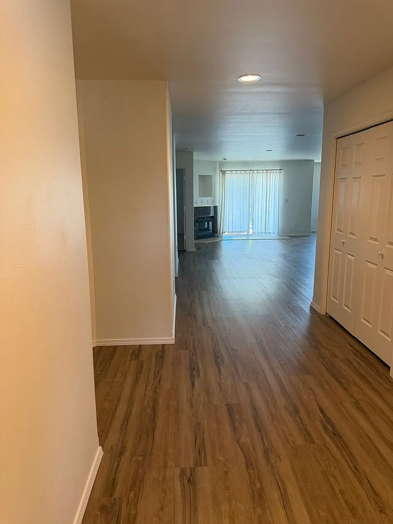 Large Duplex, Pelican Pointe Area — Photo 4