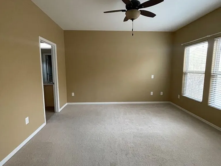 1342 Springdale Ln — Photo 8