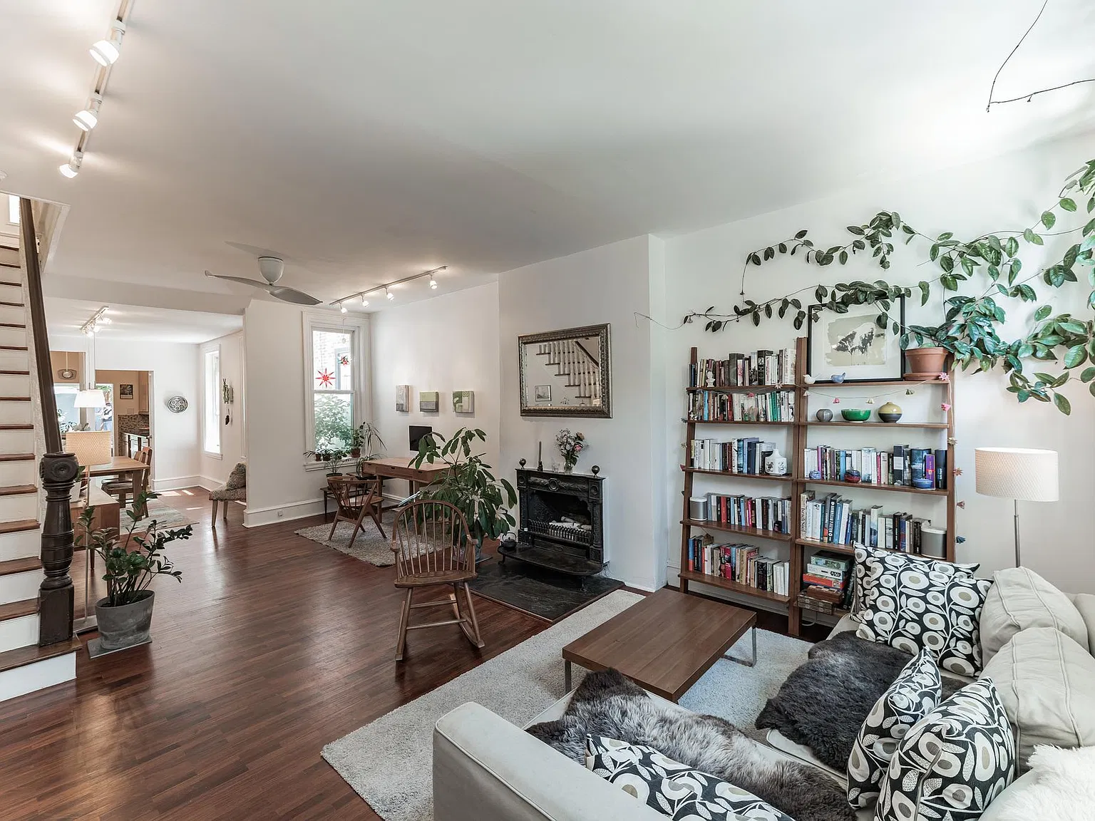 4 bed, 2.5 bath, 2025 sqft, $3,800 — Photo 3