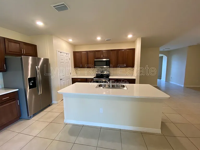 111 NW 9th St — Photo 5