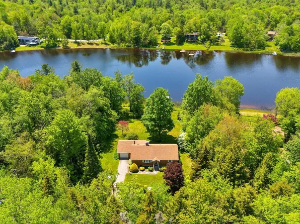 312 Long Bow Ln E, Becket, MA 01223