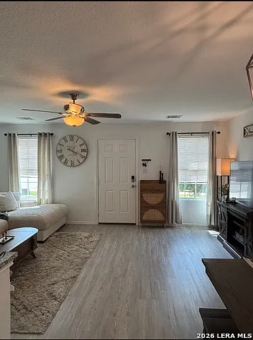 3 bed, 2.0 bath, 1007 sqft, $1,375 — Photo 4