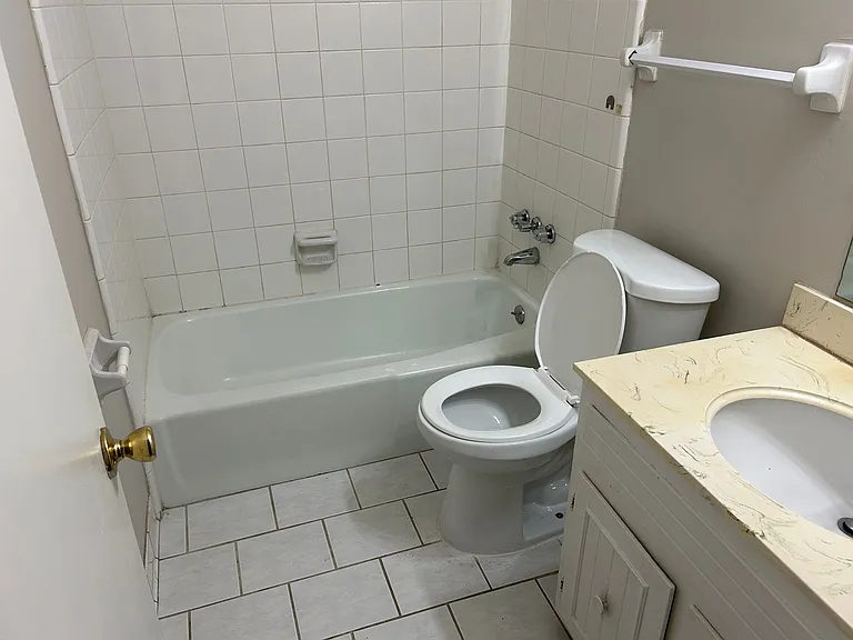 842 Farmington Dr N — Photo 22