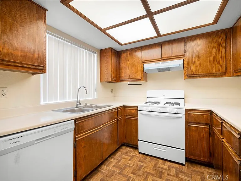 330 Pioneer Dr — Photo 10