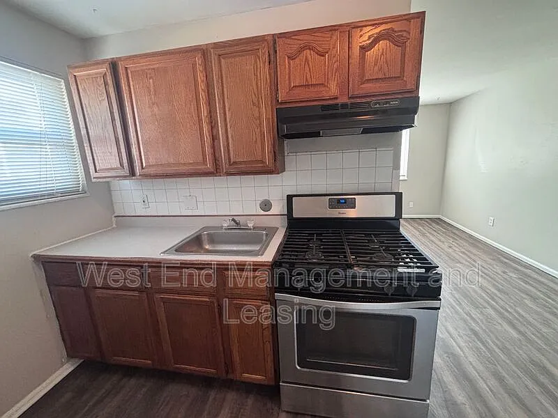 2 bed, 1.0 bath, $1,095 — Photo 2