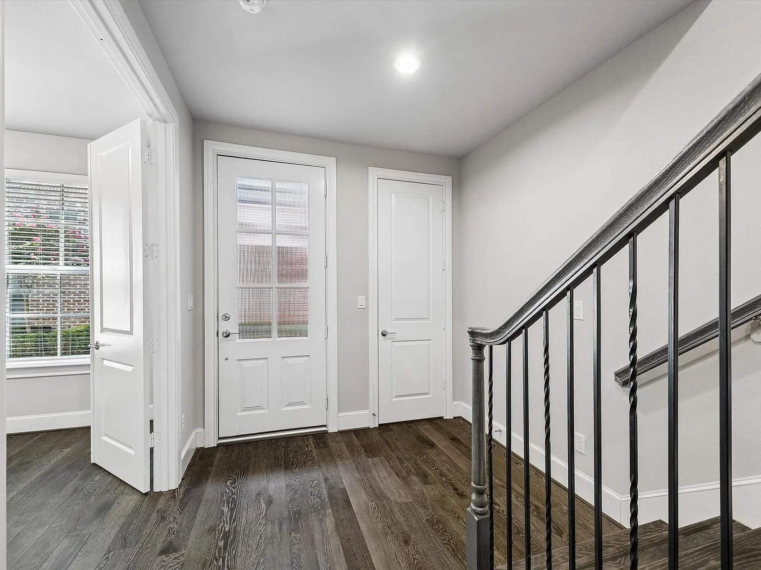 3 bed, 3.5 bath, 1976 sqft, $3,600 — Photo 3