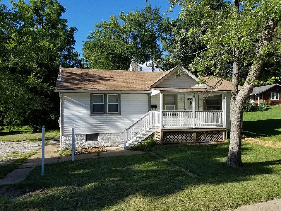 611 Wesley Ave photo 1