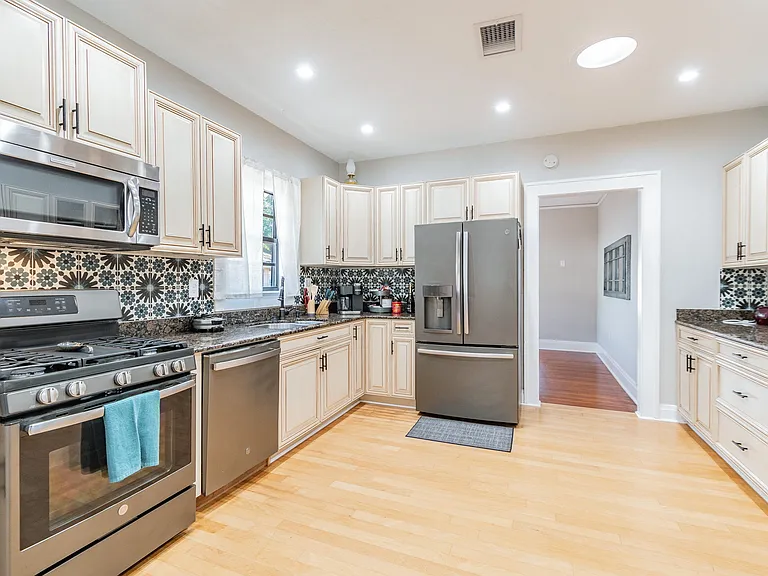 310 E Paris St — Photo 4