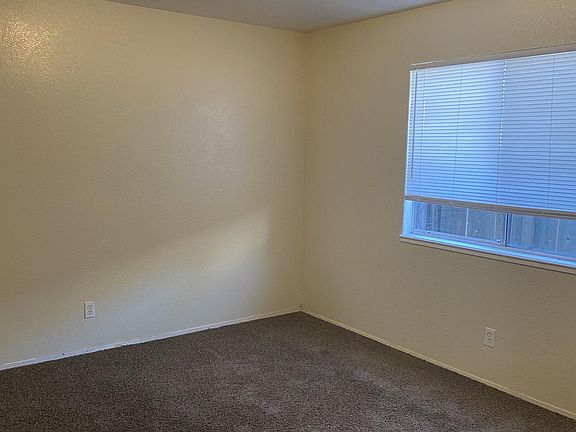 3rd image of 935 Kenwood Ave APT 1