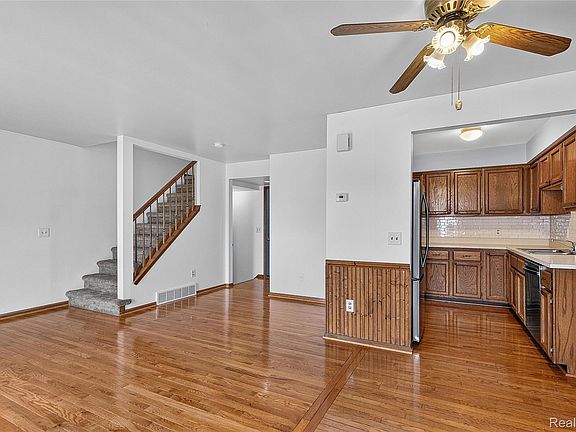 4th image of 42015 Imperial Ln