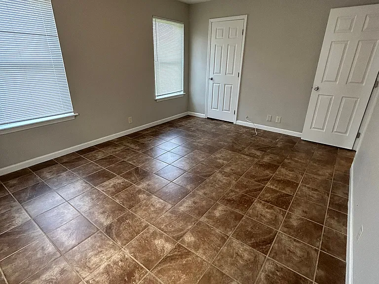 Oakcrest Apartments — Photo 14