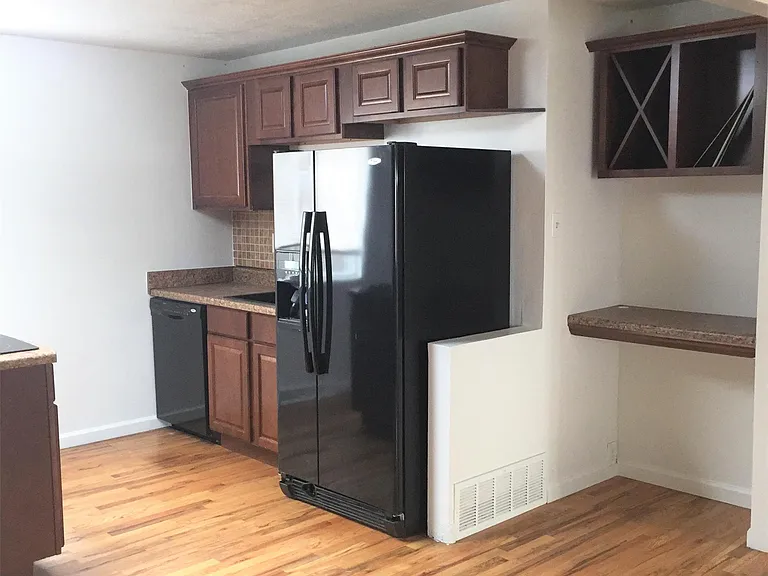 301 Moss St — Photo 4