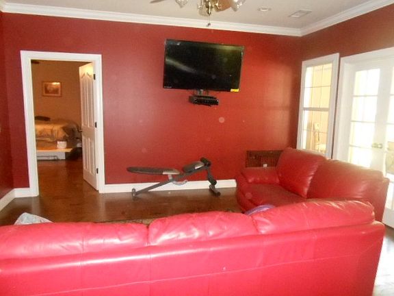 3rd image of 230 Pinewood Dr