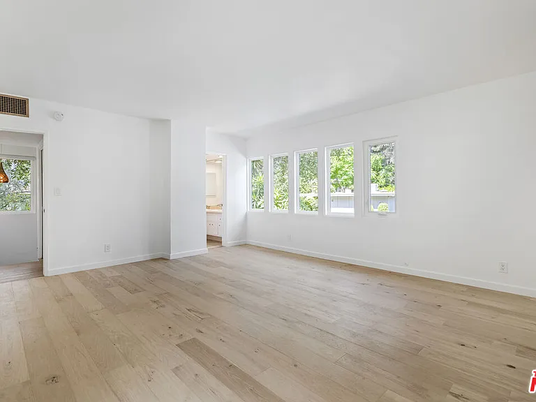 3101 N Beachwood Dr — Photo 19
