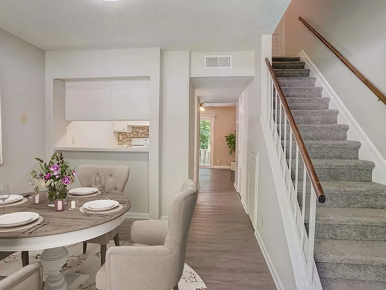 Beautiful Chesney Woods Townhomes — Photo 23