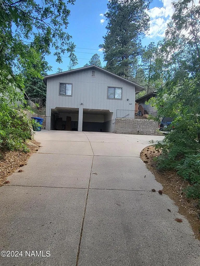 3 bed, 900 sqft, $2,100 — Photo 1