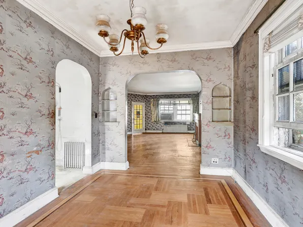 452 Marine Avenue image 4 of 19