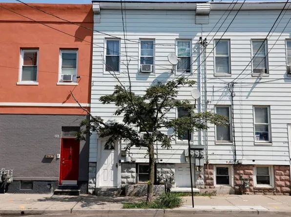 653 4th Ave, Elizabeth City, NJ 07202