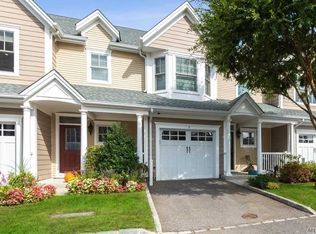 7 Rosebud Ln, Babylon, NY 11702