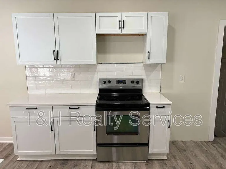 320 W 39th St — Photo 6