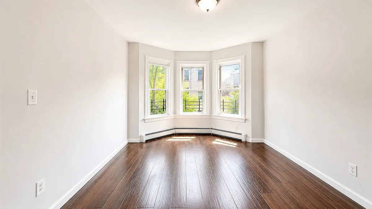 3 bed, 1000 sqft, $2,100 — Photo 2