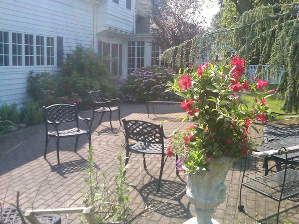 12 Pine Dr N, Roslyn, NY 11576