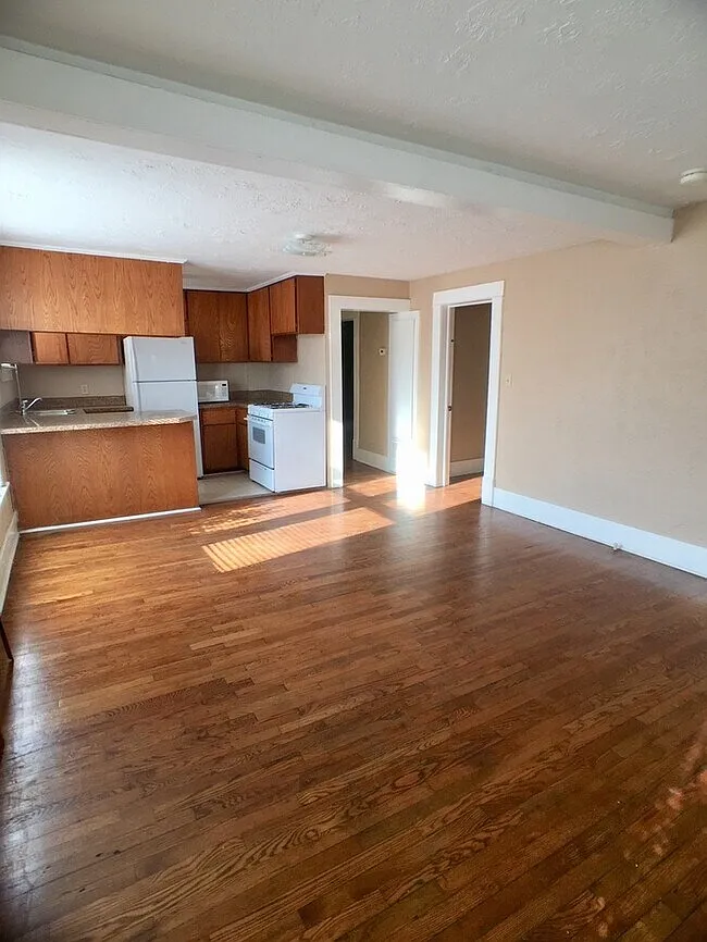 3 bed, 944 sqft, $1,200 — Photo 2