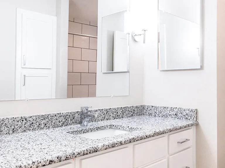 Central Park Apartments — Photo 31