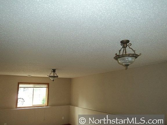 5th image of 924 Iroquois Ave