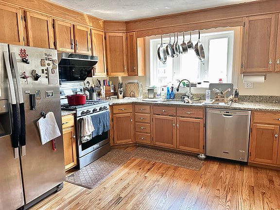 3rd image of 19 Richardson St #19