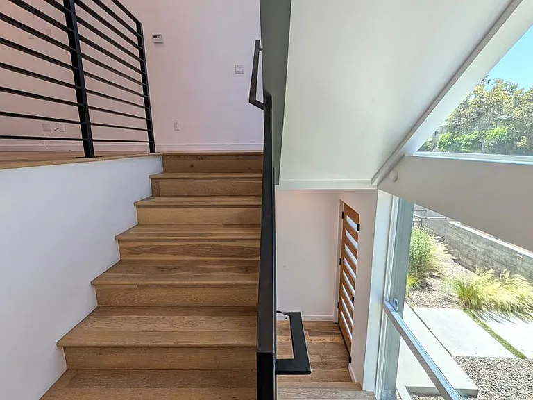 Laurel Canyon Summit — Photo 16