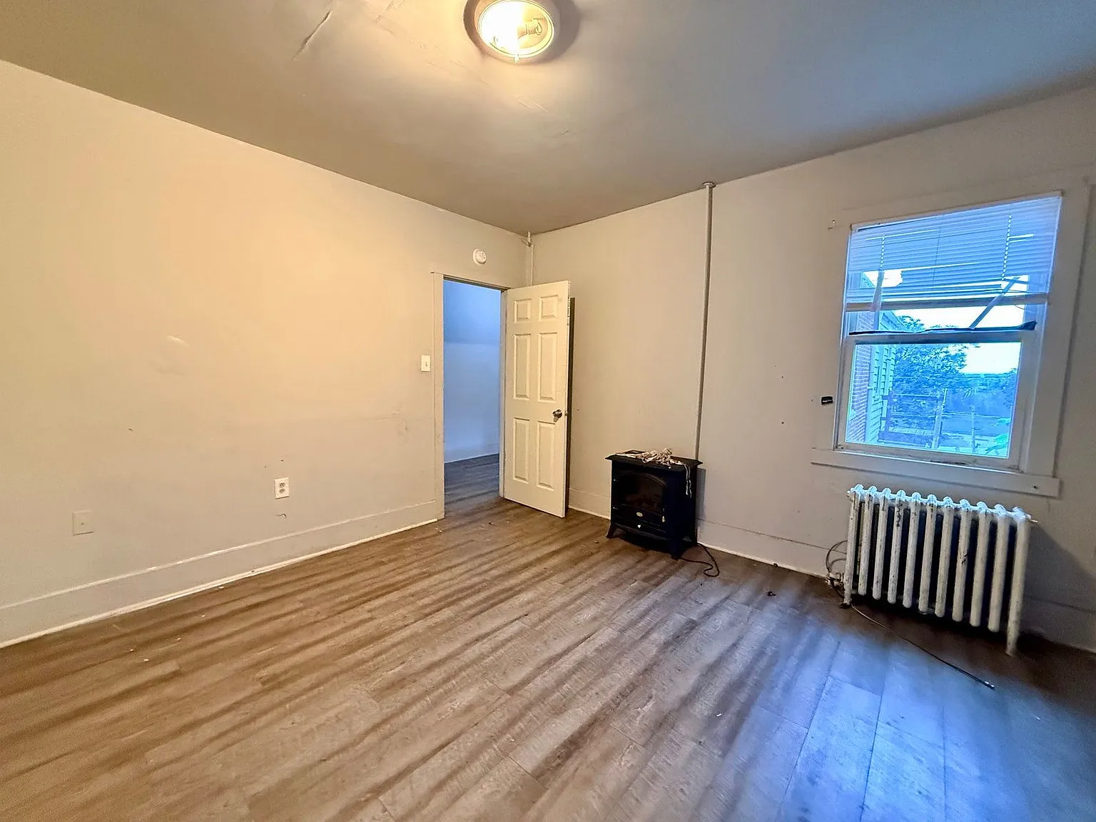 3 bed, 1.0 bath, 1300 sqft, $1,695 — Photo 3