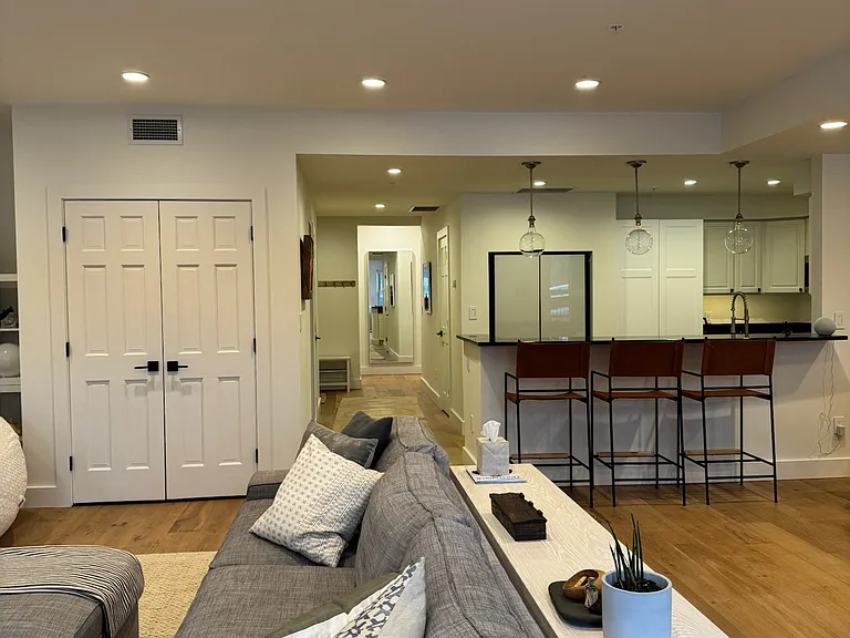 40 College St #207 — Photo 20