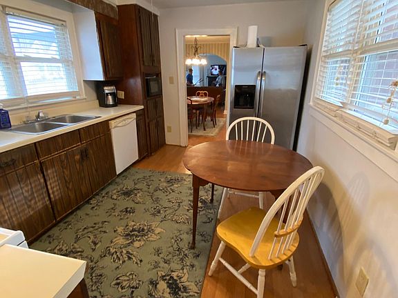 Kitchen w/Breakfast Table