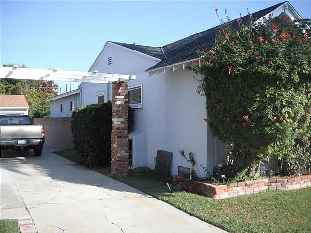 2nd image of 1049 E Luray St