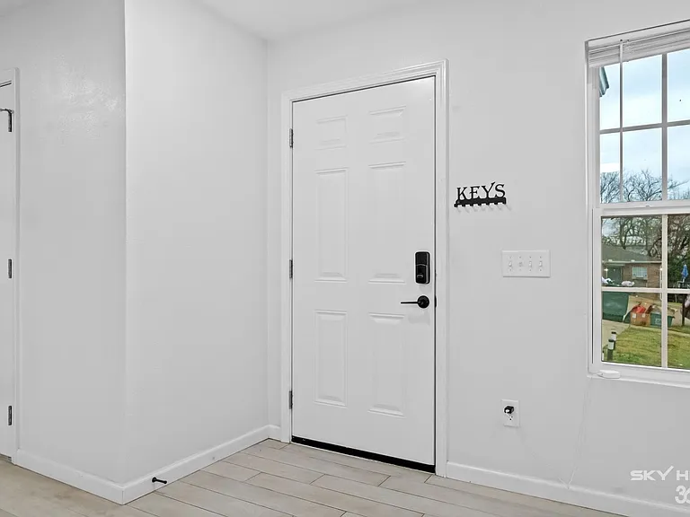 731 S Erika Ave — Photo 13