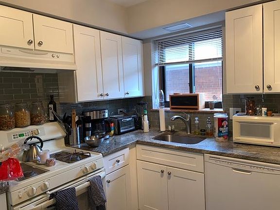 2nd image of 1324 W Touhy Ave