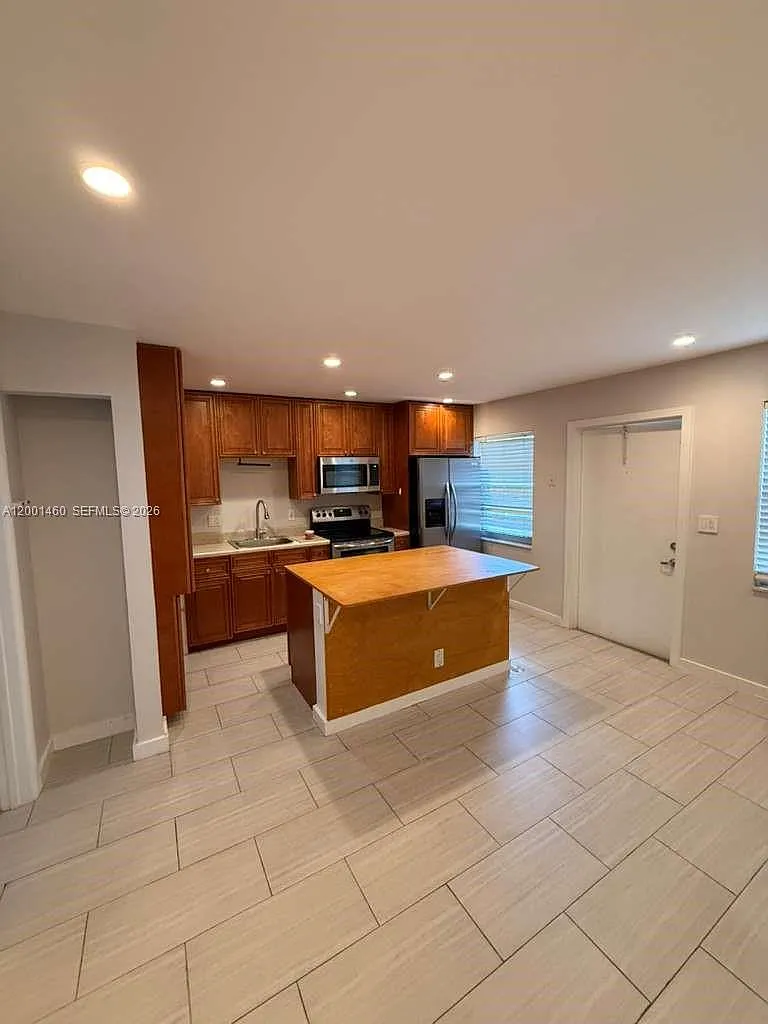 Building Photo - 5150 NE 6th Ave #104