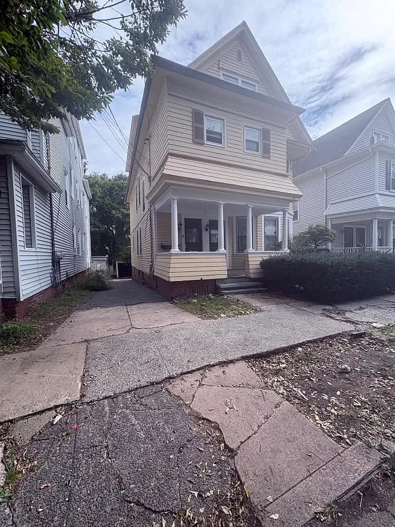 4 bed, $2,400 — Photo 1