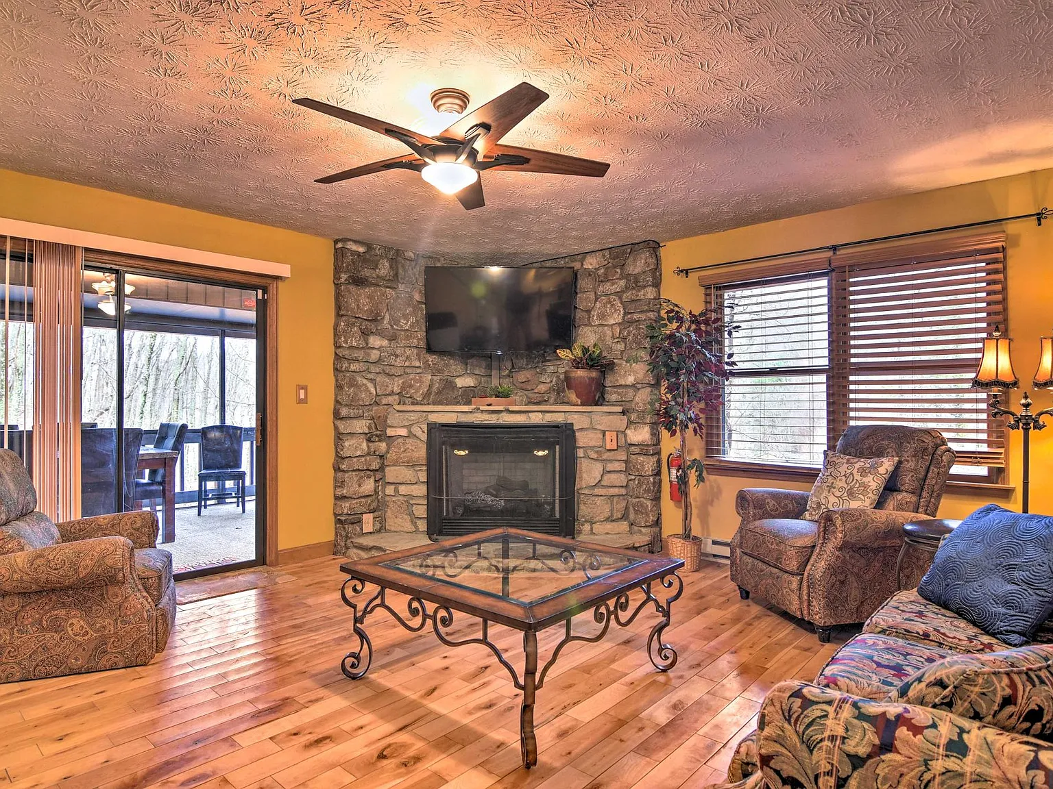5 bed, 2800 sqft, $9,495 — Photo 4