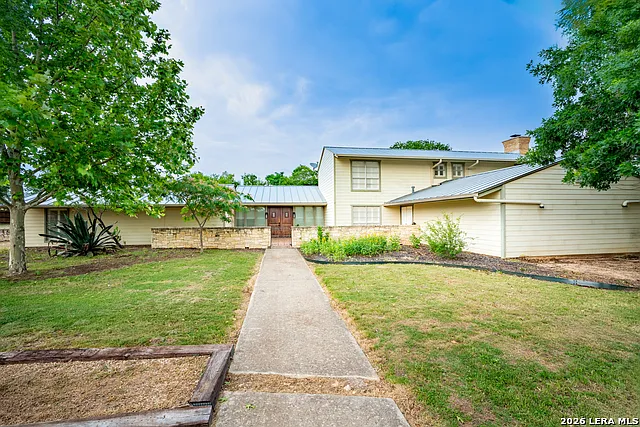 4 bed, 3.5 bath, 3848 sqft, $3,000 — Photo 2