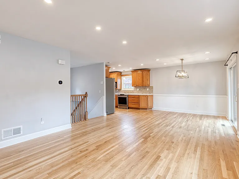 617 Oak Ln — Photo 3