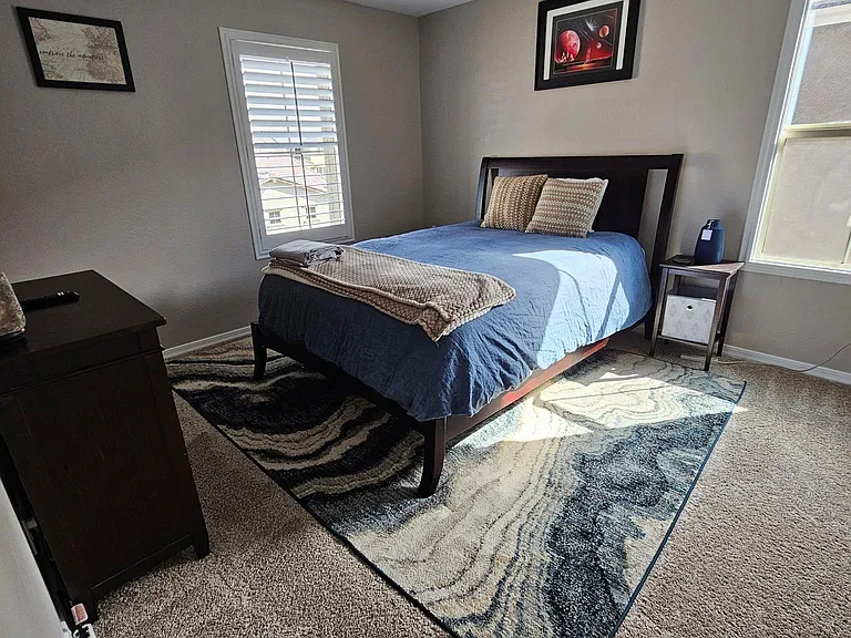 Guest Bedroom, Queen bed