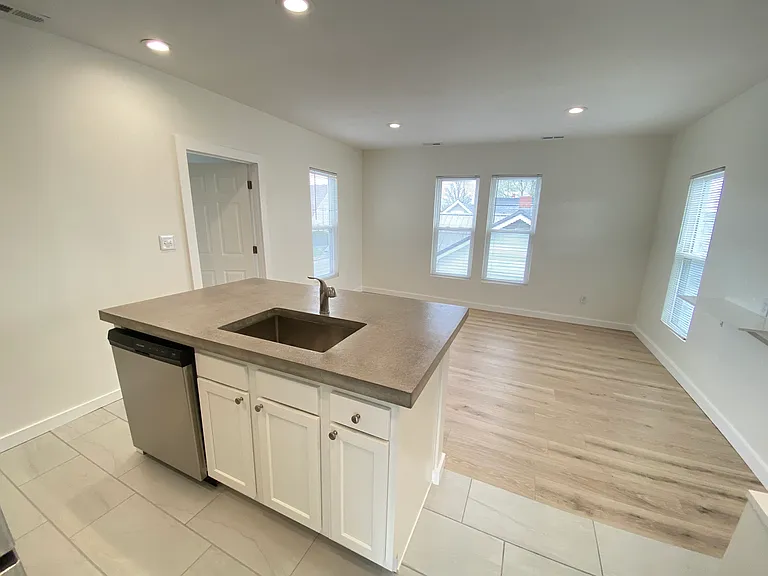 329 W 8th St #B — Photo 3