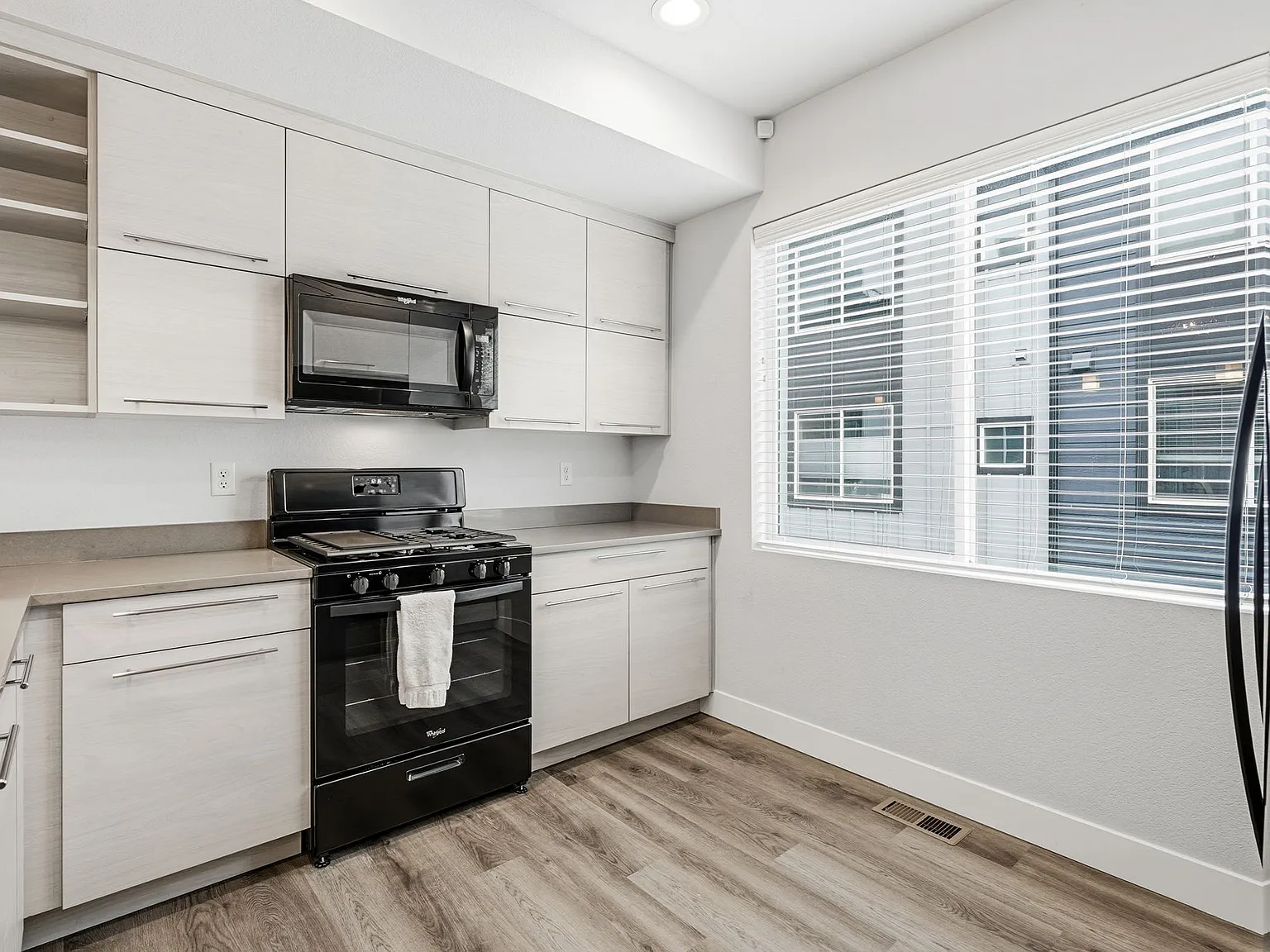 2 bed, 2.5 bath, 1284 sqft, $2,650 — Photo 3
