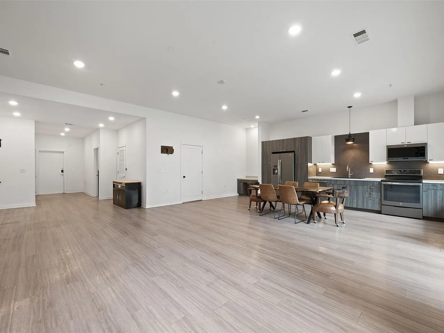 1 bed, 1.0 bath, 1256 sqft, $2,550 — Photo 3