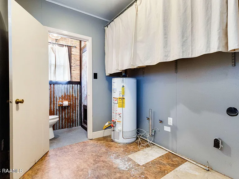 2129 N Main St — Photo 14